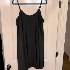 Black loose-fitting pleated dress. Casual chiffon.